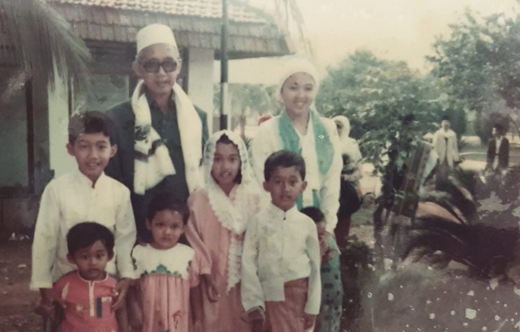 IRI YANG DIPERBOLEHKAN Kyai Abdul Manaf bersama cucu2 tertuanya, termasuk saya di sebelah kanan beliau